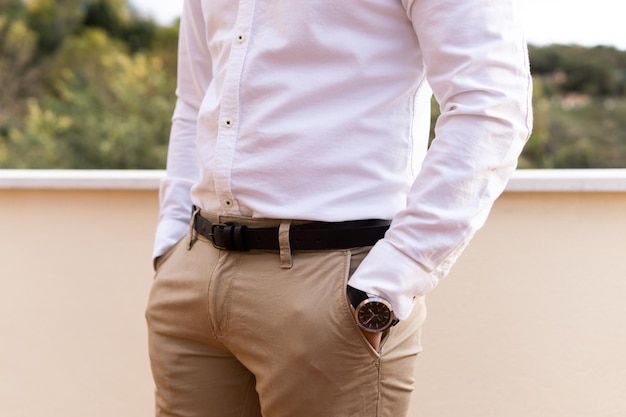 Photo unrecognizable young man with brown belt