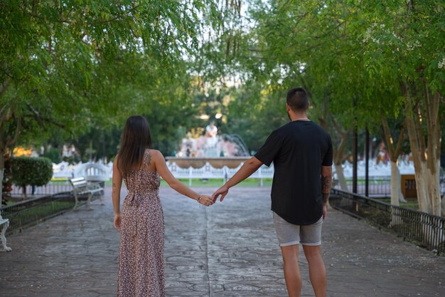 Photo unrecognizable young tourist couple holding hands while walking in valladolid mexico