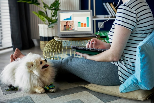 Photo unrecognizable young woman at home office