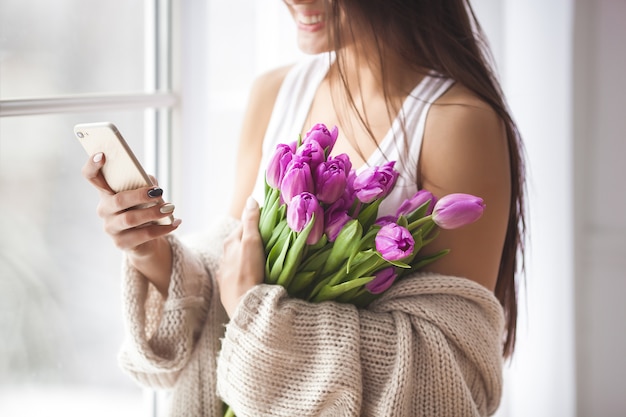 Irriconoscibile giovane donna con fiori