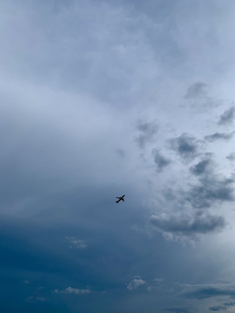 写真 空に認識されていない飛行機