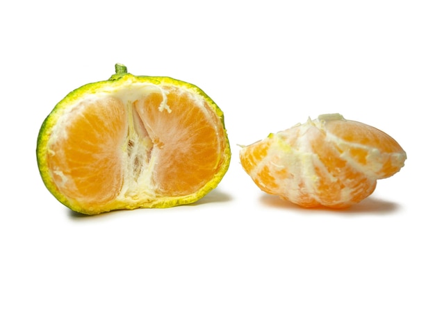 Foto mandarina non matura sbucciamento di una mandarina frutta verde su sfondo bianco ingrediente acido agrumi