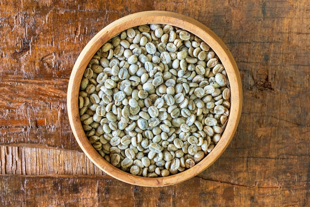 木製のボウルに未焙煎の緑のコーヒー豆