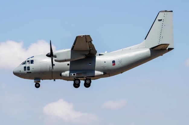 航空基地の無名の軍用輸送機 空港と飛行場 空軍と陸軍の飛行作戦 航空と航空機 航空リフト 軍事産業 飛行と飛行 商業的なテーマ