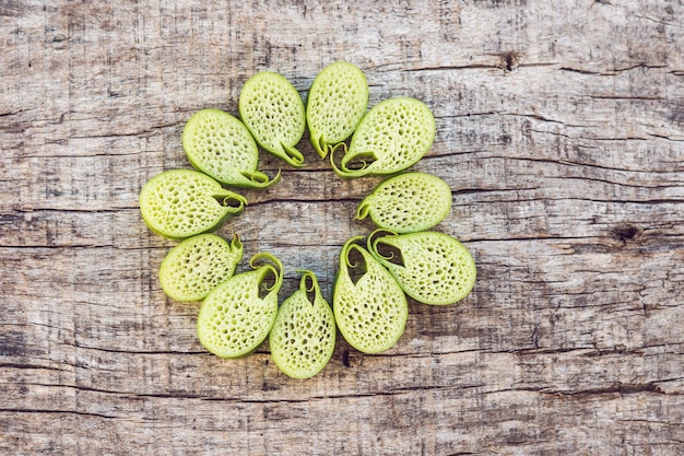 写真 珍しいアジアの食用植物。中は多孔質。ベトナムのルリスが食べる。