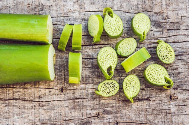 珍しいアジアの食用植物。中は多孔質。ベトナムのルリスが食べる。