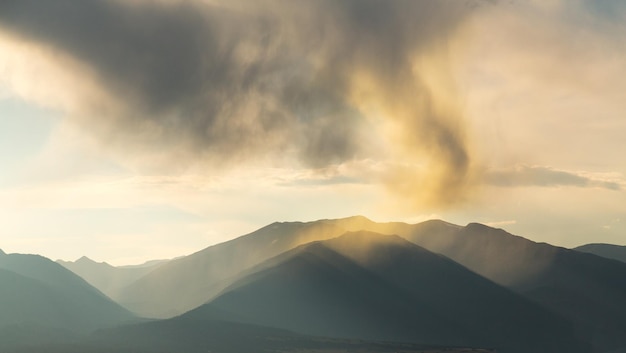 コロラドの山の上の異常な雲