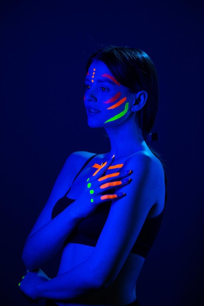 사진 자외선 아래에서 빛나는 아름다운 여성의 피부에 특이한 형광 화장