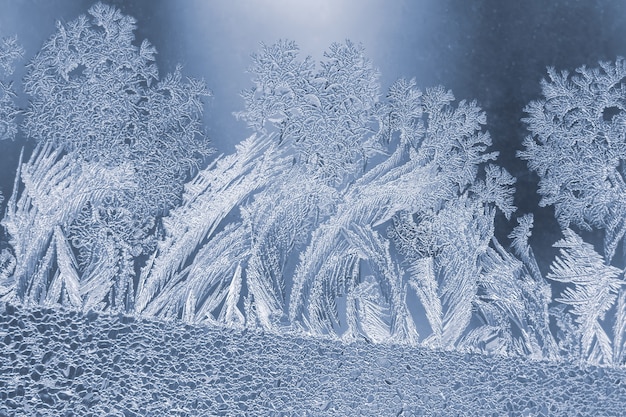 冬の窓の異常な霜。自然な背景と質感