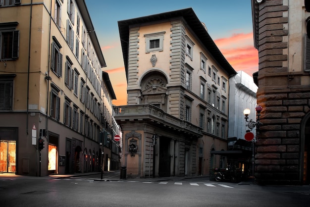 Casa insolita a firenze all'alba, italia