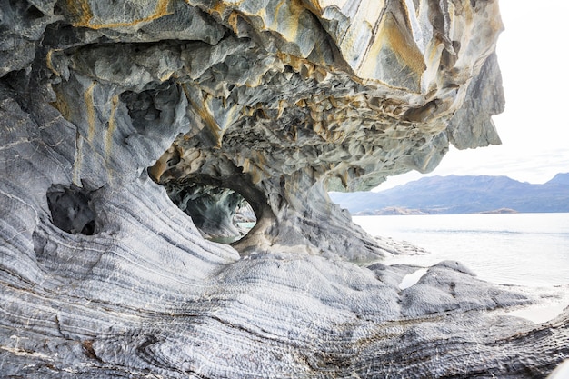 칠레 파타고니아 장군 카레라 호수의 특이한 대리석 동굴. Carretera Austral 여행.