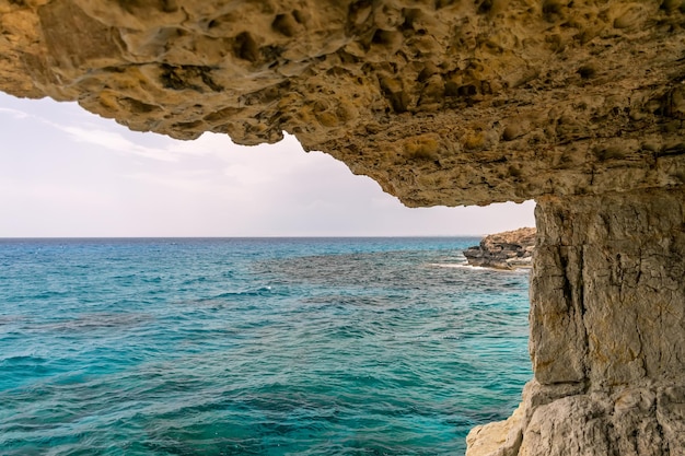 Необычная живописная пещера находится на побережье Средиземного моря Кипр Айя-Напа.
