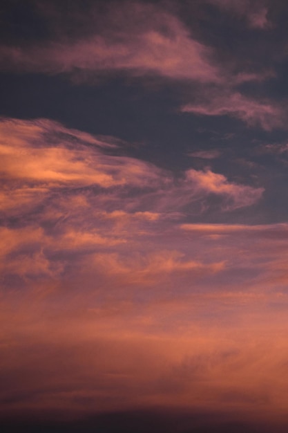 사진 특이한 보라색 구름 감정의 하늘 수직