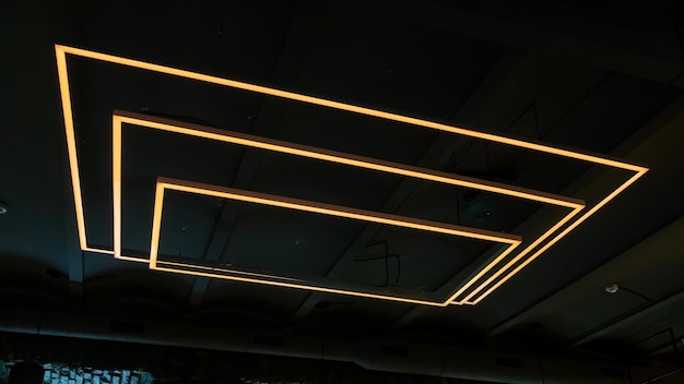 Светильники необычного прямоугольного дизайна на потолке в дорогом ресторане Дизайн интерьера в кафе Светильники на черном потолке