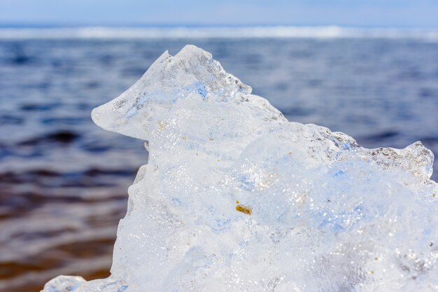 写真 氷の結晶の異常な形と質感は、コピースペースのある浅い被写界深度をクローズアップします。北極、冬、春の風景。