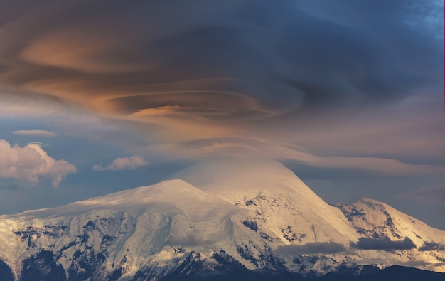 산 정상에 비정상적인 폭풍 구름. Wrangell-St. Elias National Park and Preserve, 알래스카.