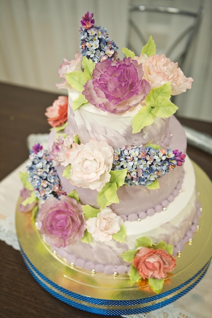 Unusual wedding cake in three tiers 2211