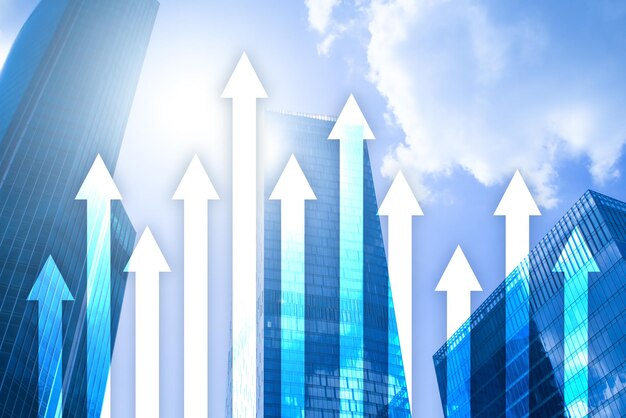写真 超高層ビルの背景の上矢印グラフ投資と財務成長の概念