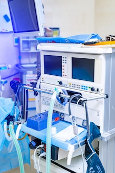 Attrezzature mediche aggiornate per salvare la vita nella stanza d'ospedale. tecnica moderna in sala operatoria.
