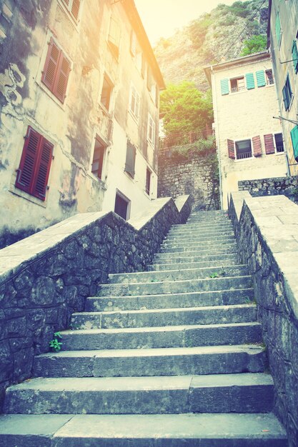 Улица с лестницей в гору в Старом городе Котора, Черногория. Отфильтрованное изображение в стиле ретро