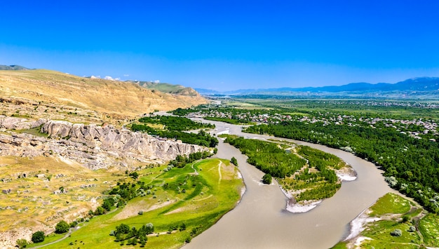 Uplistsikhe aan een oever van de Kura-rivier, een oude uit de rotsen gehouwen stad in Georgië