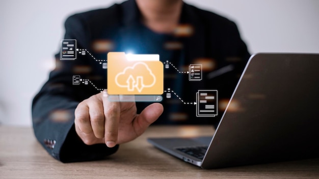 フォルダーからドキュメントをアップロードする空白のドキュメントが飛んでいるファイルフォルダーを開くデータ転送バックアップファイル共有ドキュメント転送の概念