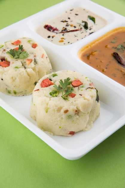 Upma of Uppittu is een populair ontbijtgerecht in Zuid-India en Maharashtra. Griesmeel of Rava of grof rijstmeel is de hoofdingrediënt. Geserveerd in een bord op een witte of groene achtergrond