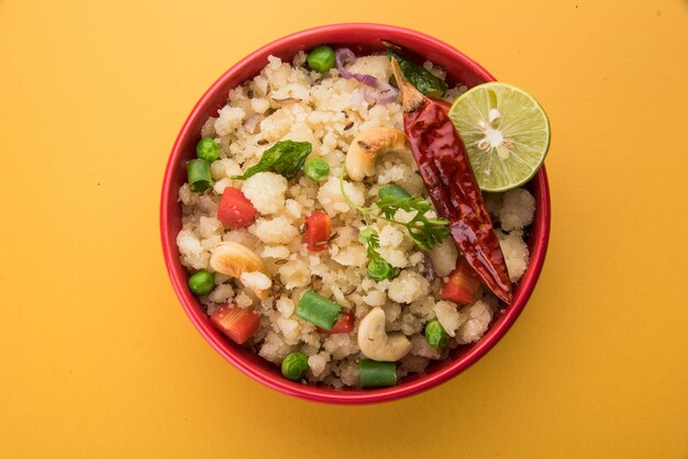 Upma of Uppittu is een populair ontbijtgerecht in Zuid-India en Maharashtra. Griesmeel of Rava of grof rijstmeel is de hoofdingrediënt. Geserveerd in een kom op een kleurrijke of houten ondergrond