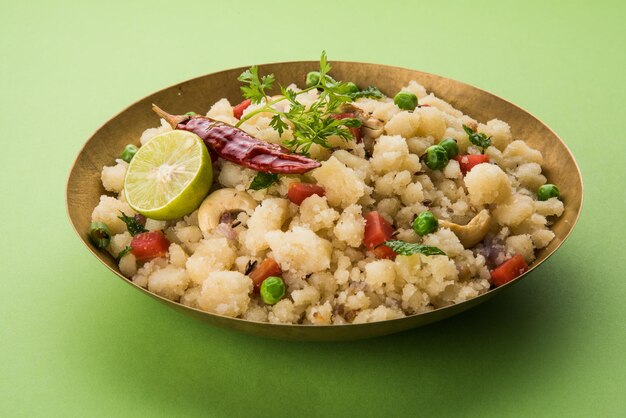 Upma of Uppittu is een populair ontbijtgerecht in Zuid-India en Maharashtra. Griesmeel of Rava of grof rijstmeel is de hoofdingrediënt. Geserveerd in een kom op een kleurrijke of houten ondergrond
