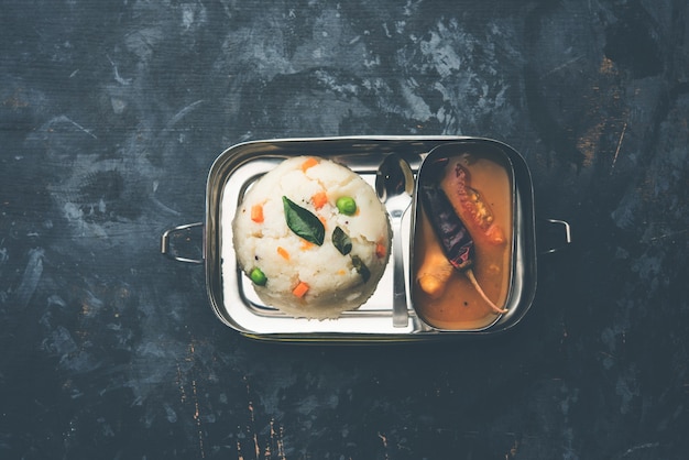 Upma Sambar in Lunchbox van roestvrij staal, selectieve focus