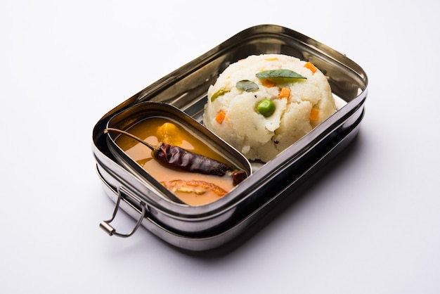 Upma sambar in lunch box in acciaio inossidabile, messa a fuoco selettiva
