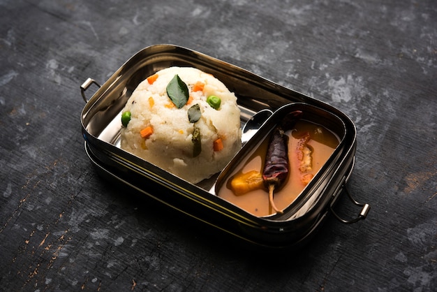 스테인리스 스틸 도시락의 Upma Sambar, 선택적 포커스