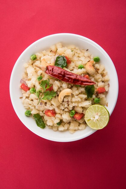 UpmaまたはUppittuは、南インドとマハラシュトラで人気のある朝食料理です。セモリナ粉またはラバ粉または粗い米粉が主成分です。カラフルなまたは木製の背景の上にボウルでお召し上がりいただけます