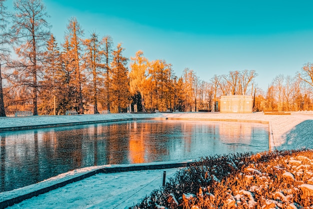 サンクトペテルブルク郊外のTsarskoyeSelo（Pushkin）のCatherineParkにあるUpperBathPavilion。ロシア。