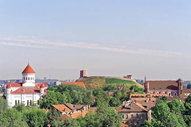리투아니아 빌뉴스의 어퍼 성 및 테오토코스 대성당. 게디미나스 타워는 어퍼 캐슬(Upper Castle)이라고도 합니다. 리투아니아는 동유럽의 발트해 연안 국가 중 하나입니다.
