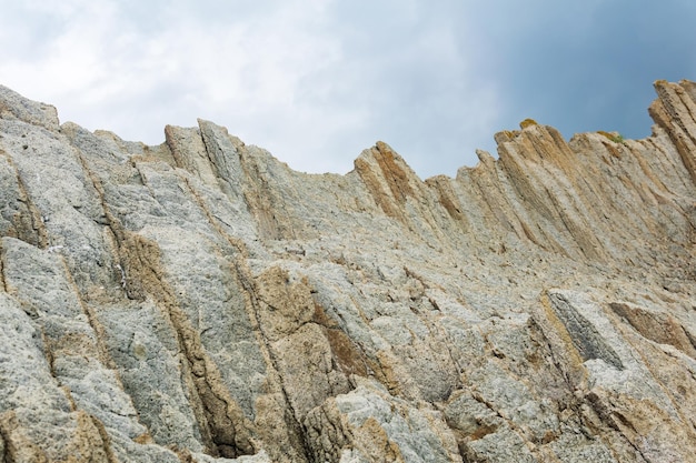 Bordo superiore della parete rocciosa contro il cielo