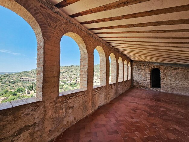 Photo upper part of the cloister of the collegiate church of santa maria la mayor in alquezar aragon