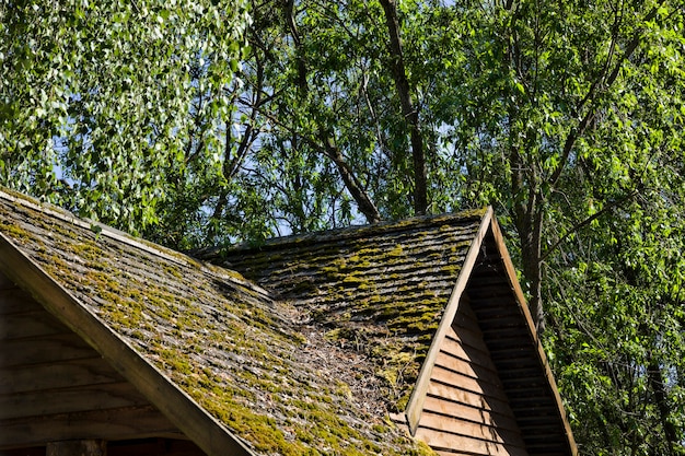 Foto la parte superiore del vecchio edificio in legno, il tetto è in assi e legno