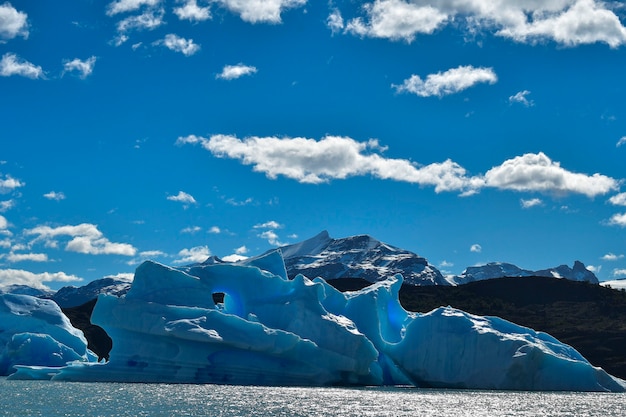 웁살라는 아르헨티노 호수로 흘러드는 파타고니아 빙하입니다.