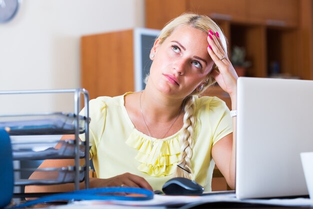 Foto impiegato femminile sconvolto sul posto di lavoro