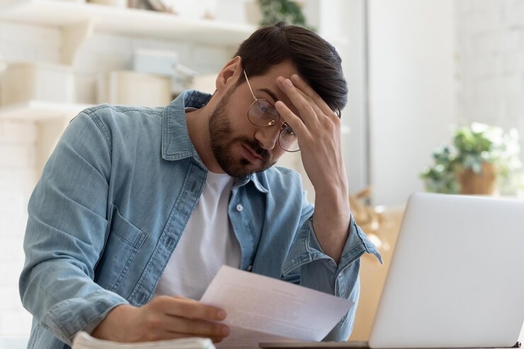 Photo upset frustrated young man holding reading postal mail letter
