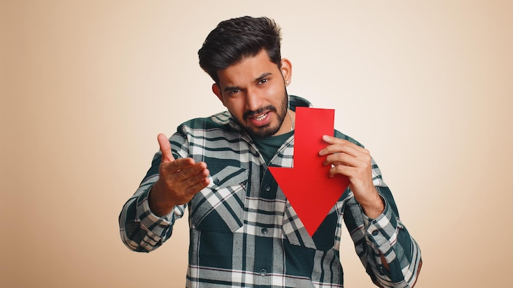 फोटो upset indian man showing red arrow pointing down concept of downgrade bankruptcy money fail fall