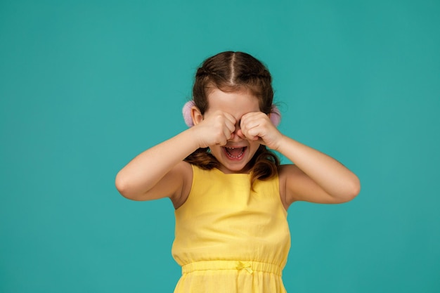 動揺した小さな子供の女の子が泣いています。