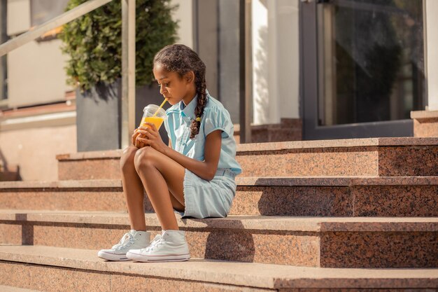 彼女の父を待っている動揺した少女