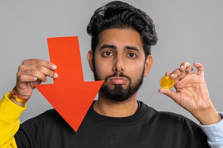 फोटो upset man showing red arrow pointing down fall of cryptocurrency stock market mining bitcoins btc