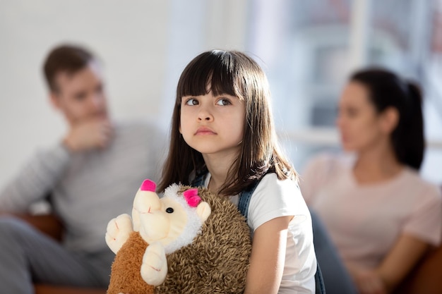 落ち込んだ小さな女の子は 孤独を感じ 家族の問題に苦しんでいます