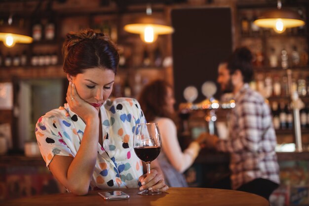 Photo upset woman ignoring affectionate couple