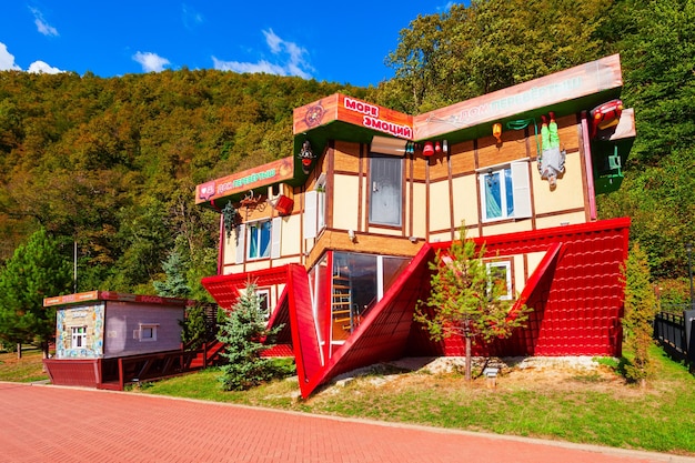 Photo upside down flipped house in sochi