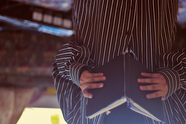 Photo upside down image of man reading book