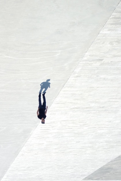 写真 歩道を歩く男の逆の画像